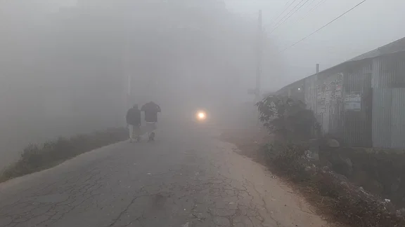 নীলফামারী ও কুড়িগ্রামে জেঁকে বসেছে শীত, দেখা নেই সূর্যের
