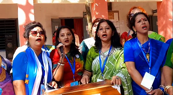 ‘এত দিন কোথায় ছিলি, কী খবর বল?’