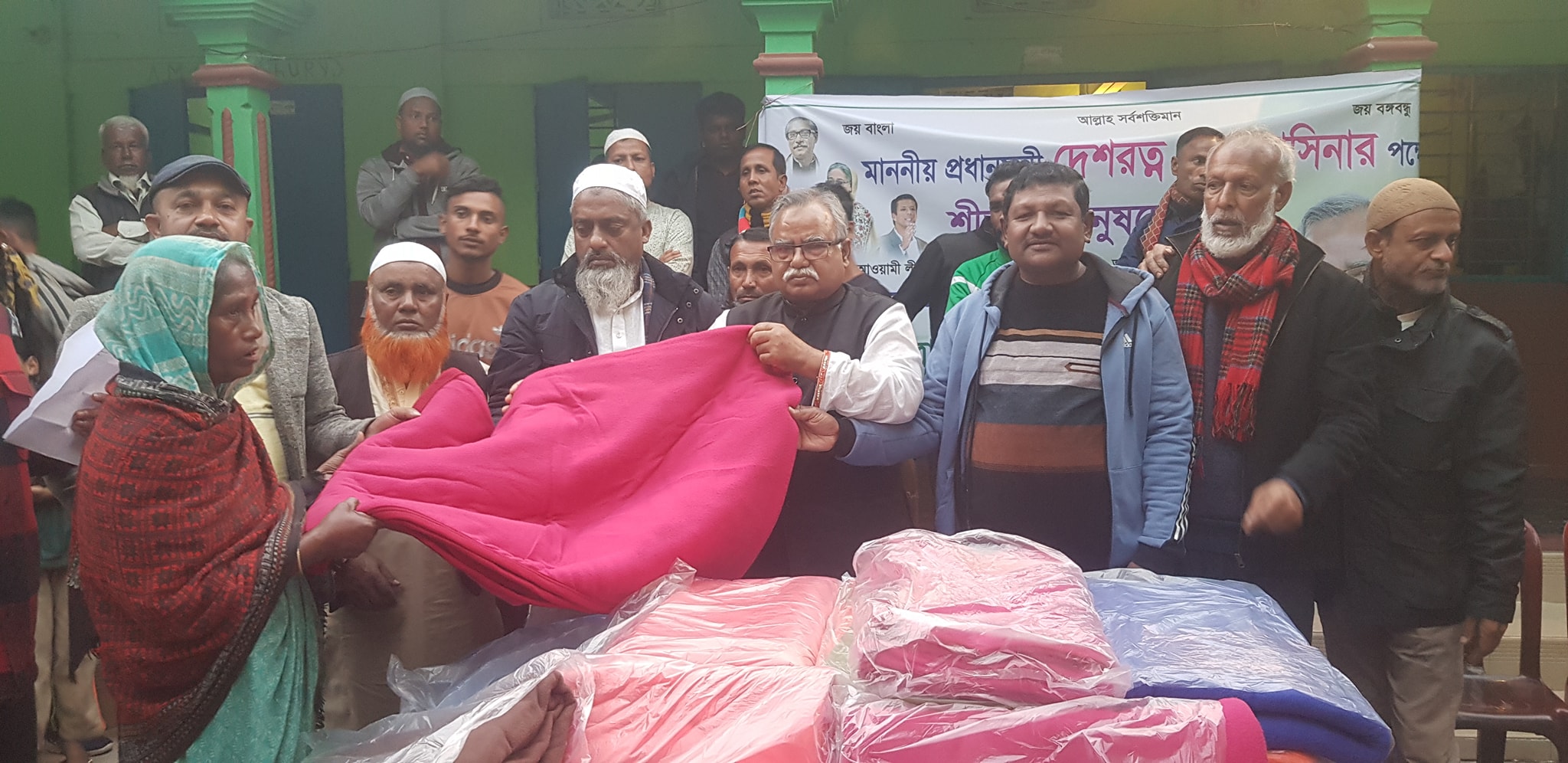 <strong>বিশ্বনাথে শফিকুর রহমান চৌধুরীর শীতবস্ত্র বিতরণ</strong>