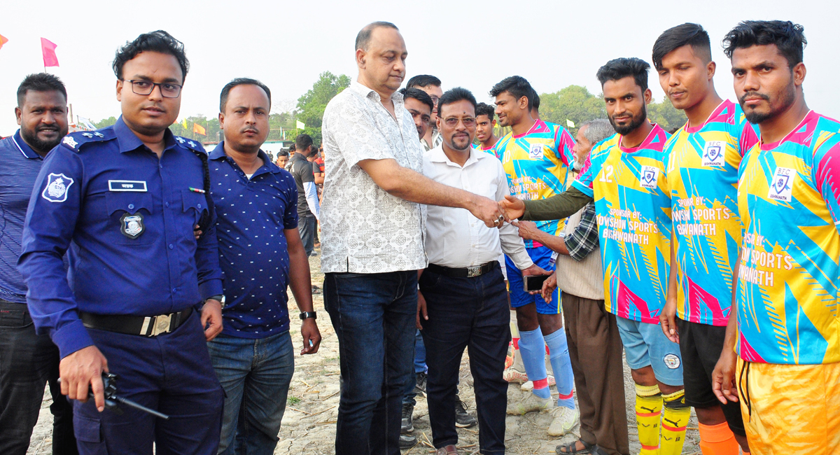 <strong>লক্ষ টাকার ফুটবল টুর্ণামেন্টের ৩য় আসরের উদ্বোধন করলেন ওসি গাজী আতাউর</strong>