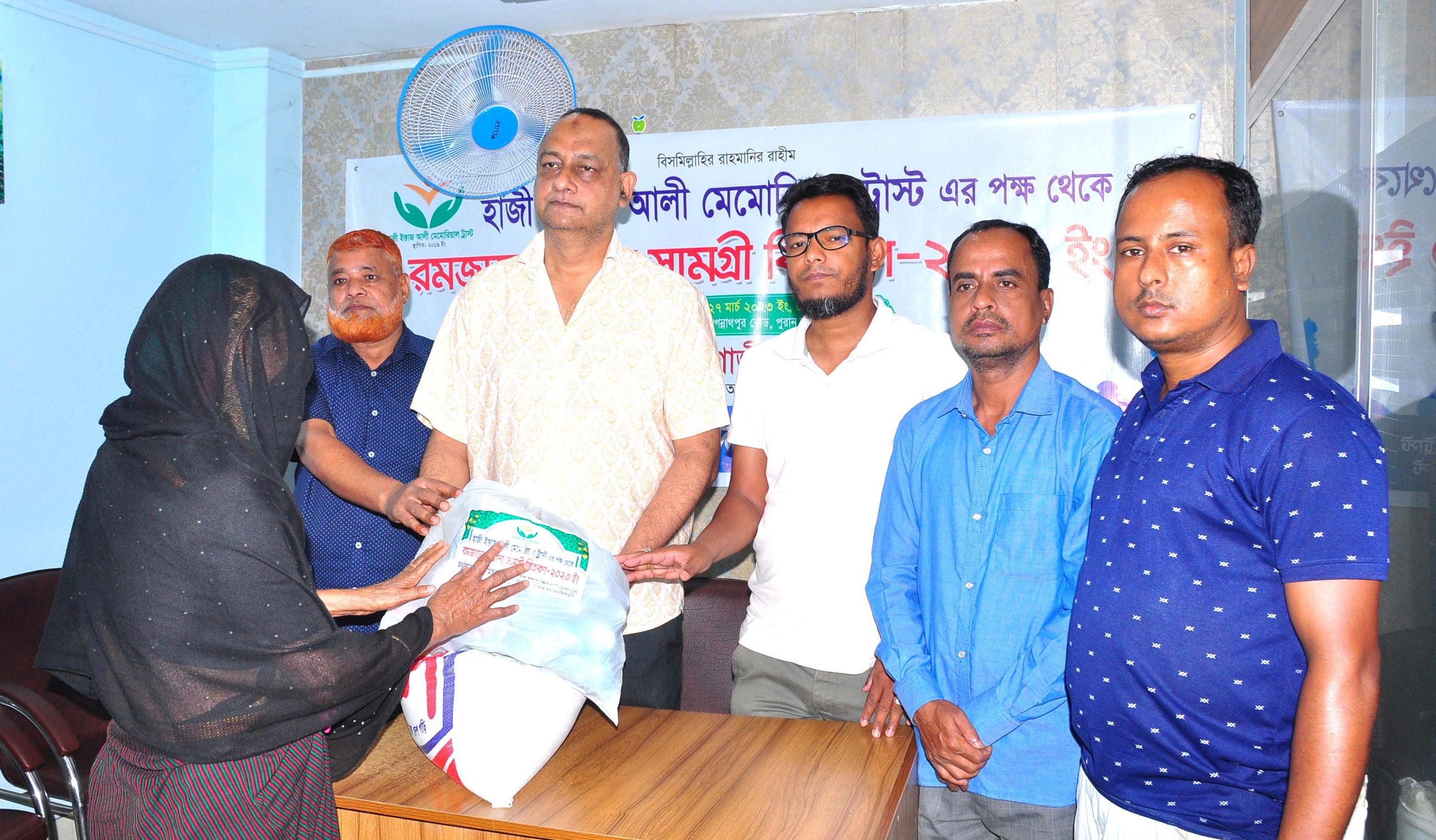 <strong>বিশ্বনাথে ইন্তাজ আলী মেমোরিয়াল ট্রাস্টের খাদ্যসামগ্রী পেল ২ শতাধিক পরিবার</strong>