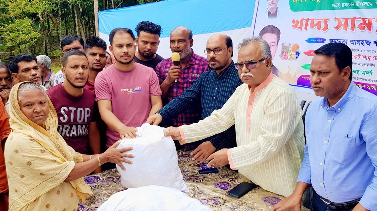 বিশ্বনাথে প্রবাসী চেরাগ আলীর পরিবারের খাদ্যসামগ্রী বিতরণ করলেন শফিক চৌধুরী