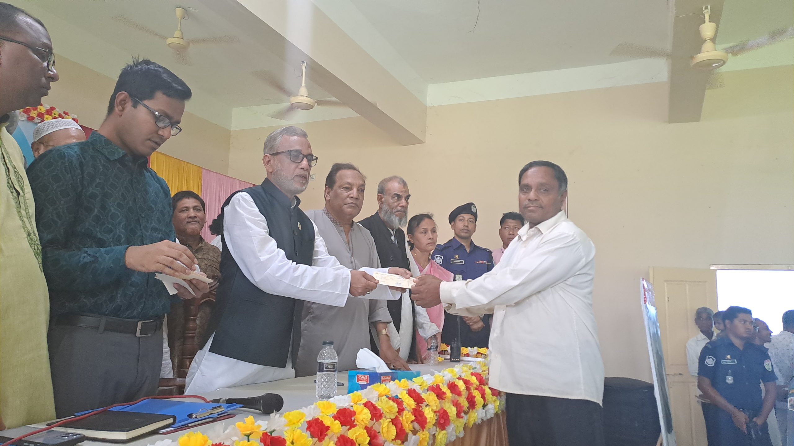 জুড়ীতে পরিবেশ মন্ত্রীর চেক বিতরণ