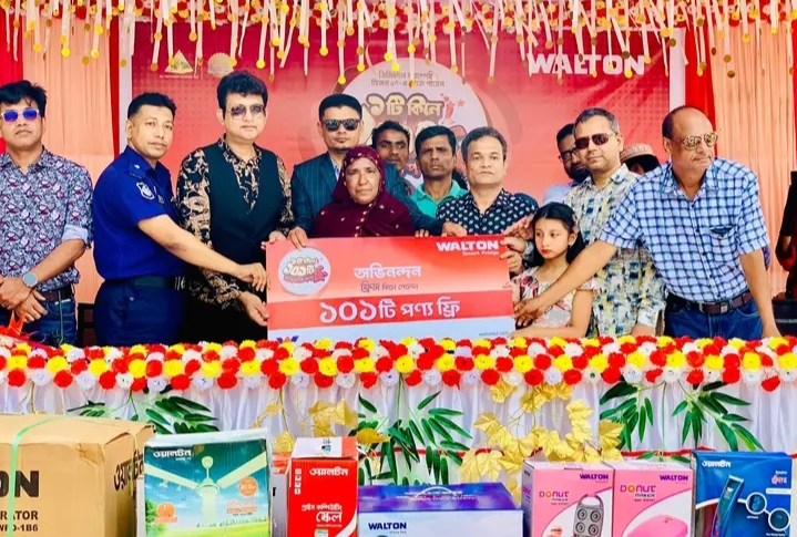 জুড়ীতে ওয়ালটন ফ্রিজ কিনে ১০১টি পন্য জিতলেন মনোয়ারা