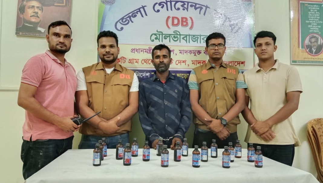 জুড়ীতে ডিবির হাতে আটক মাদক ব্যবসায়ী আজাদ