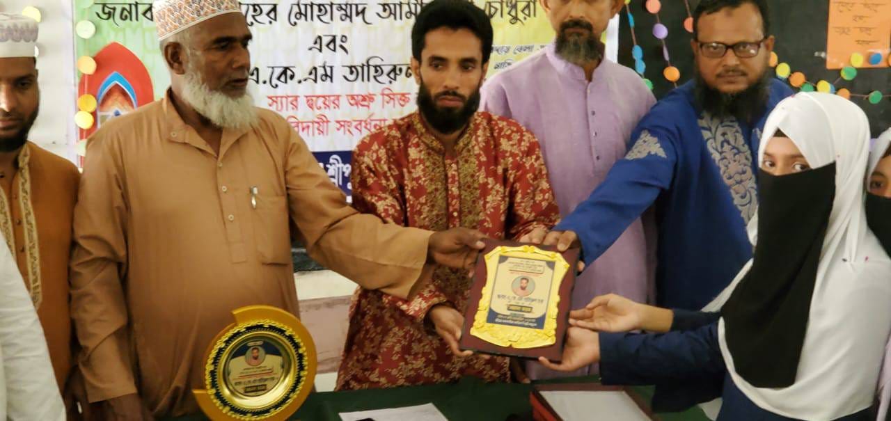 কুলাউড়ায় দুই শিক্ষককে অশ্রুসিক্ত বিদায়ী সংবর্ধনা।