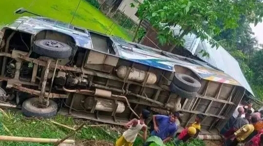 জুড়ীতে যাত্রীবাহী বাস নিয়ন্ত্রণ হারিয়ে খাদে: আহত ৪০