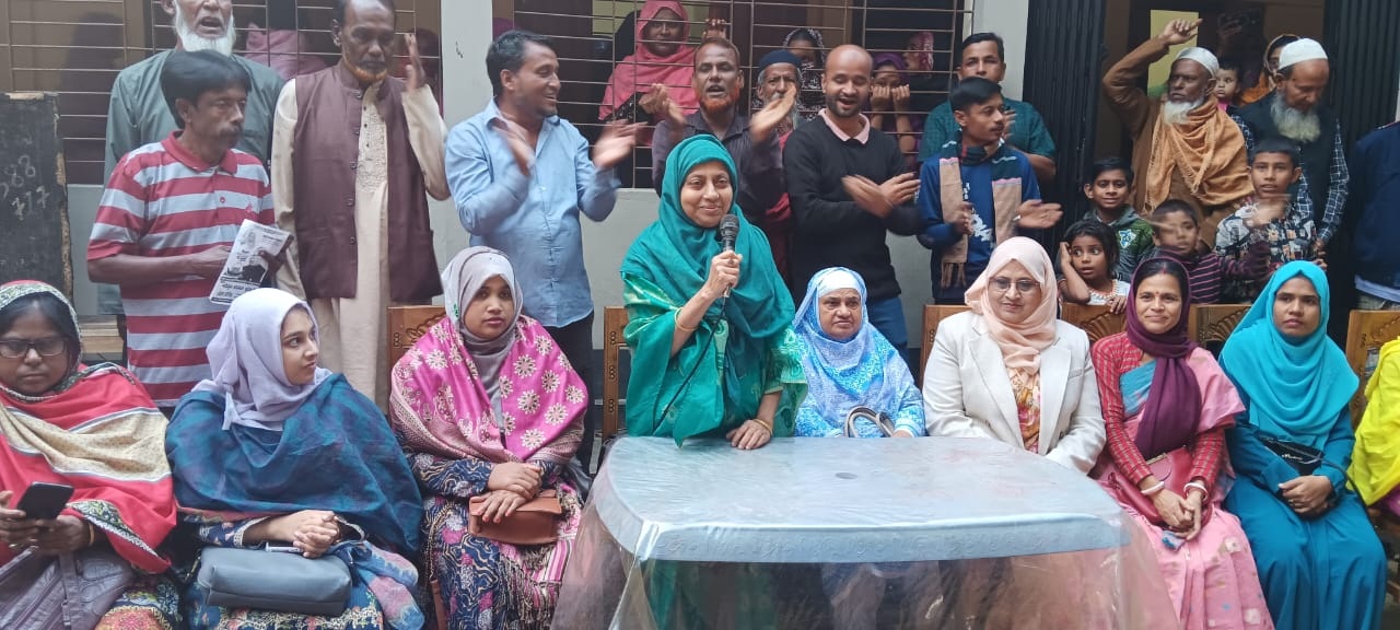 নৌকা প্রতীক নিয়ে ভোটারদের দ্বারে দ্বারেছুটছেন শফিক চৌধুরীর স্ত্রী তাহমিনা চৌধুরী