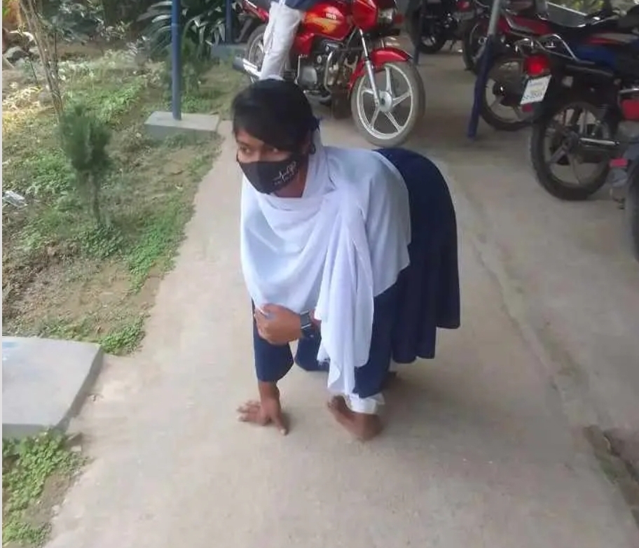 স্বপ্ন পূরণের পথে অদম্য শিক্ষার্থী মনা বেগম