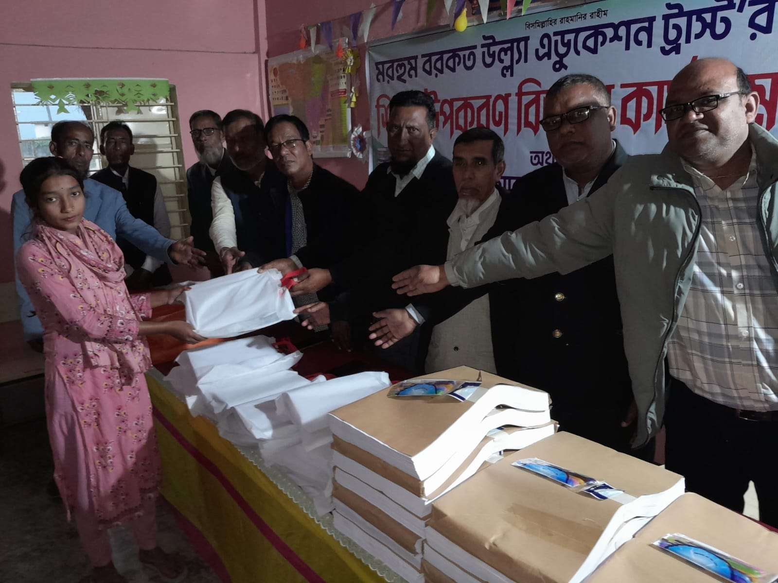 বিশ্বনাথে মরহুম বরকত উল্ল্যা এডুকেশন ট্রাস্টের উদ্যোগে শিক্ষা উপকরণ বিতরণ