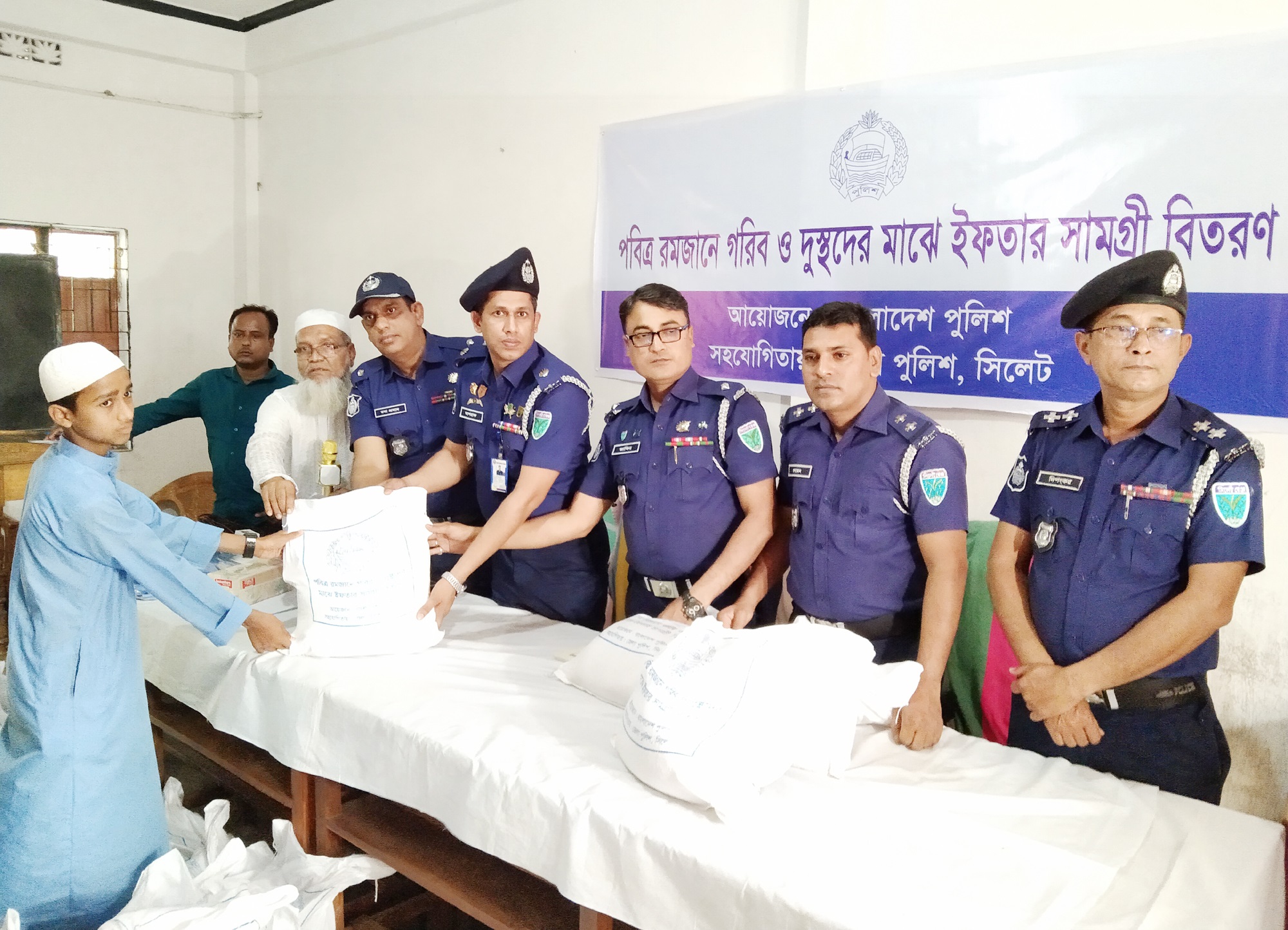 জেলা পুলিশের ইফতার সামগ্রী পেল বিশ্বনাথের অর্ধ শতাধিক পরিবার