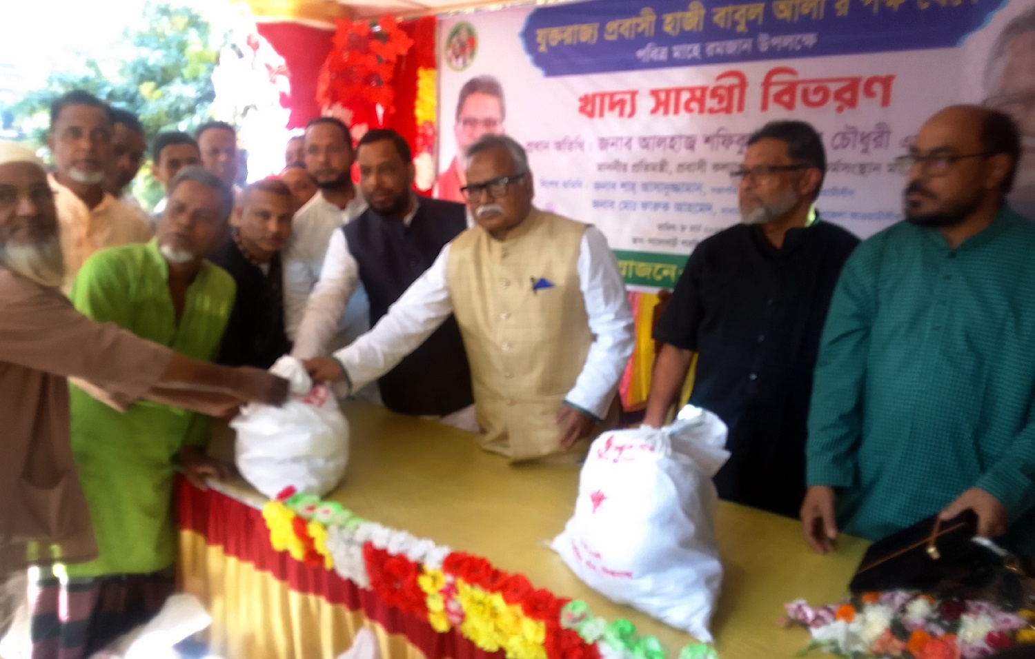 বিশ্বনাথে প্রবাসী বাবুলের পক্ষে রমজানের খাদ্যসামগ্রী বিতরণ করলেন প্রতিমন্ত্রী শফিক