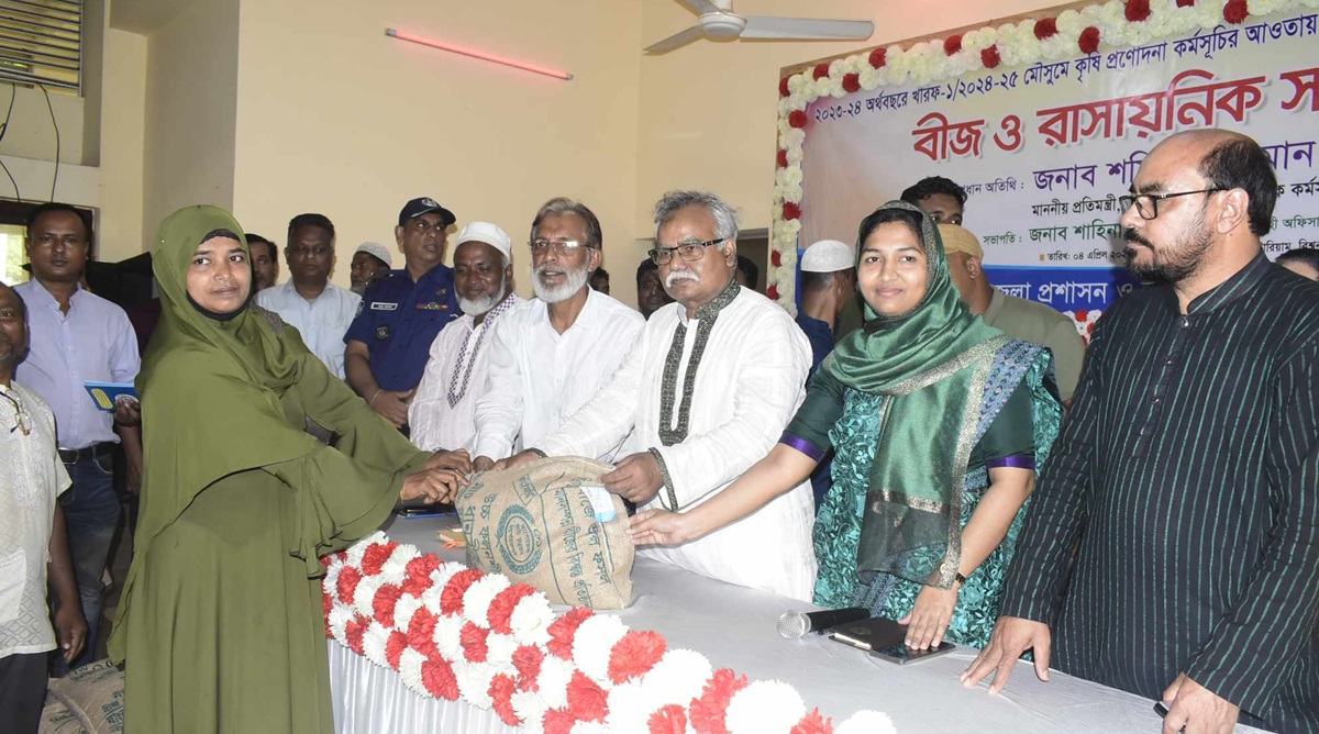 বিশ্বনাথে ৫ শতাধিক কৃষকের মাঝে বিনামূল্যে সার-বীজ বিতরণ করলেন প্রতিমন্ত্রী শফিক