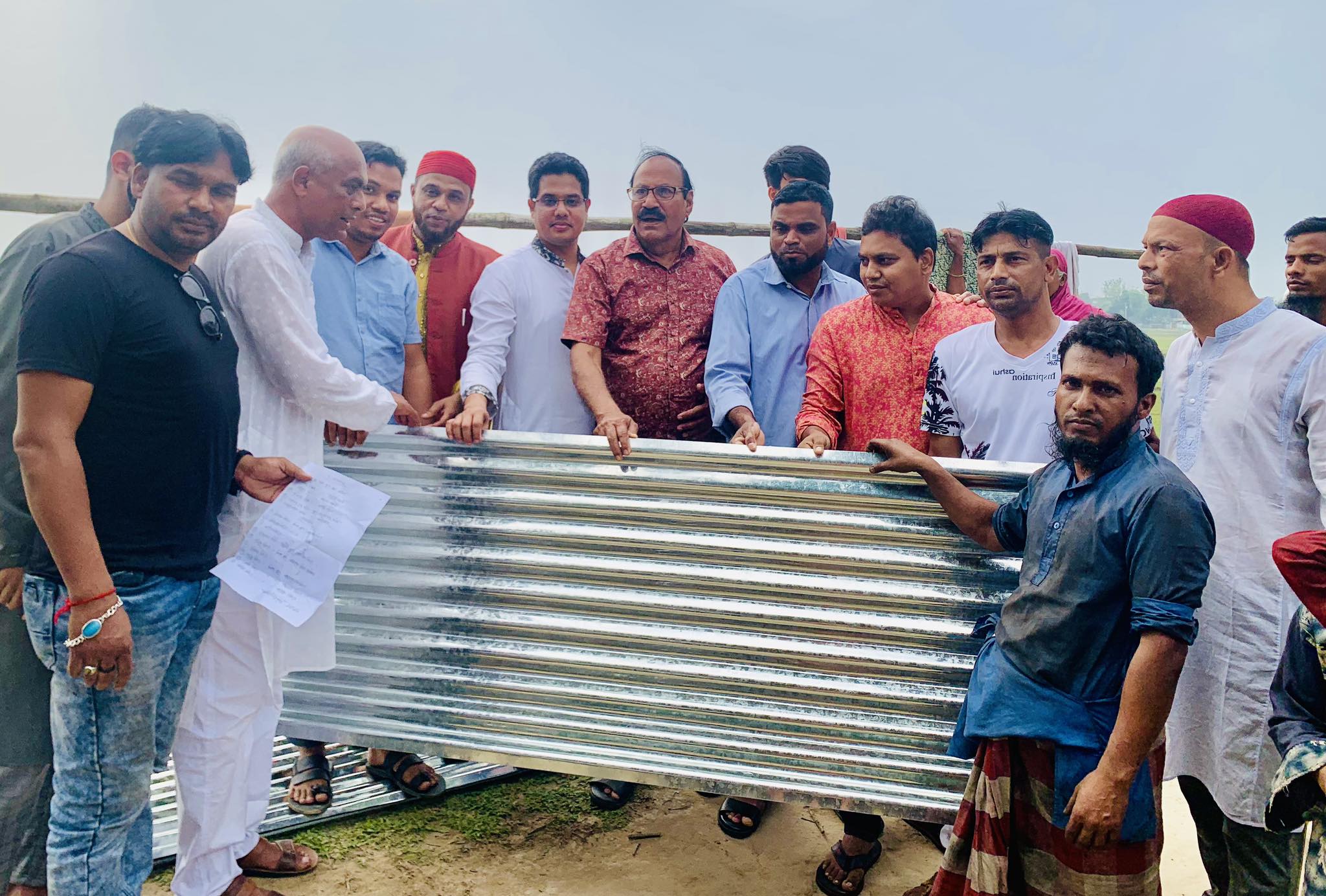 ঝড়ে ক্ষতিগ্রস্থ ১৫টি পরিবারে ঢেউটিন বিতরন করলেন জাকির