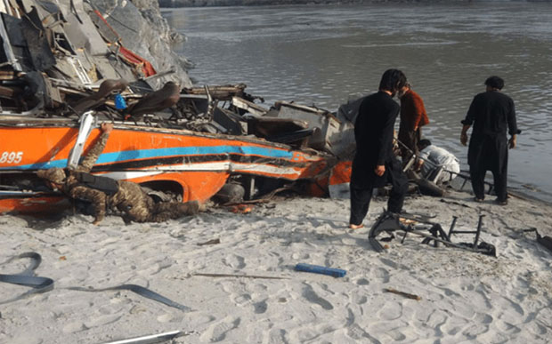 পাকিস্তানে বাস উল্টে নিহত অন্তত ২০