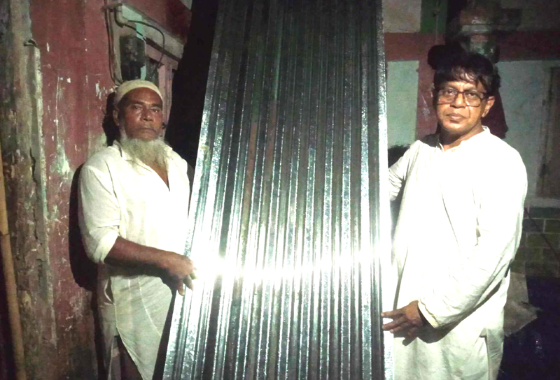 দরিদ্র পরিবারকে প্রবাসী সফিক উদ্দিনের ঢেউটিন অনুদান