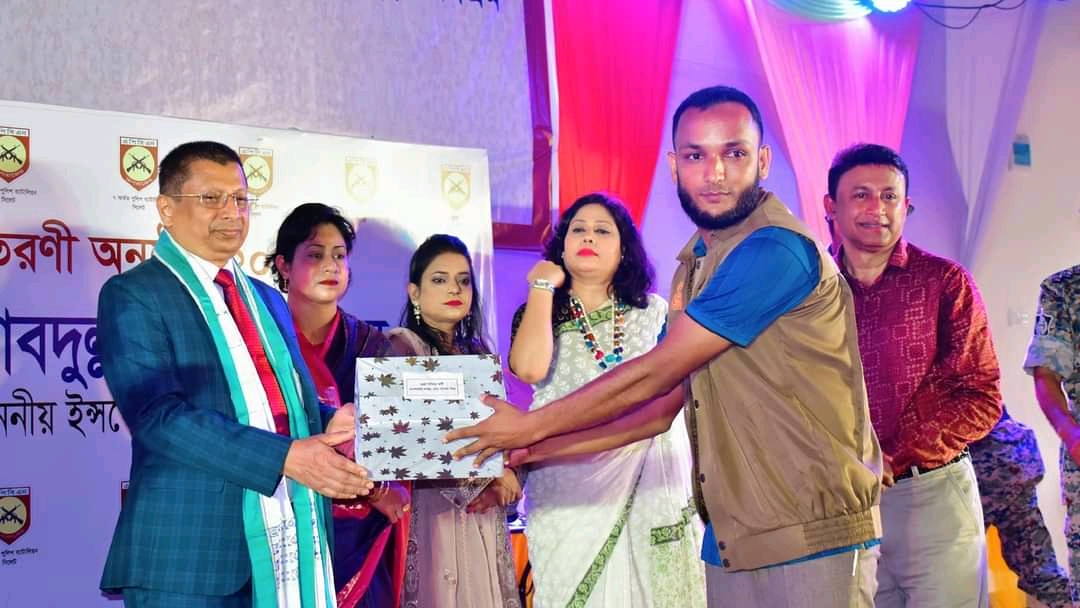 আইজিপির কাছ থেকে বর্ষসেরা পুরুষ্কার গ্রহন করলেন জুড়ীর কৃতি সন্তান -পাবেল