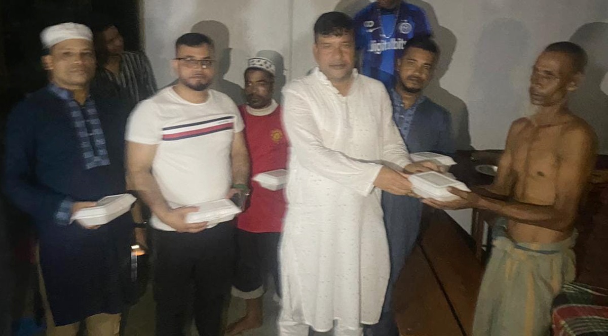 বিশ্বনাথে উপজেলা চেয়ারম্যান সুহেল চৌধুরীর পক্ষ থেকে রান্না করা খাবার বিতরণ