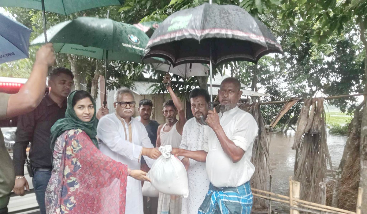পানিবন্দি পরিবারের হাতে ত্রাণ তুলে দিচ্ছেন প্রতিমন্ত্রী শফিক চৌধুরী