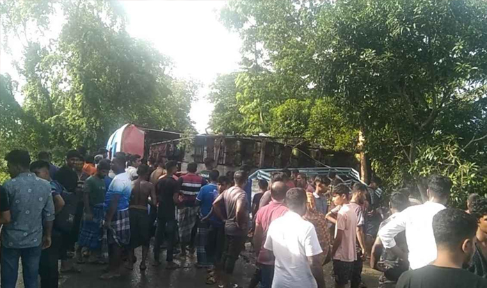 বাগেরহাটে বাস উল্টে নিহত ২, আহত ১৫