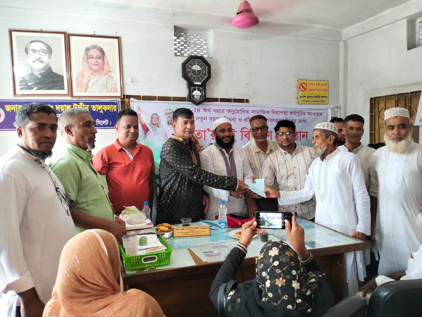 বিশ্বনাথে বয়স্ক ভাতাভোগির মধ্যে ভাতার বই বিতরণ