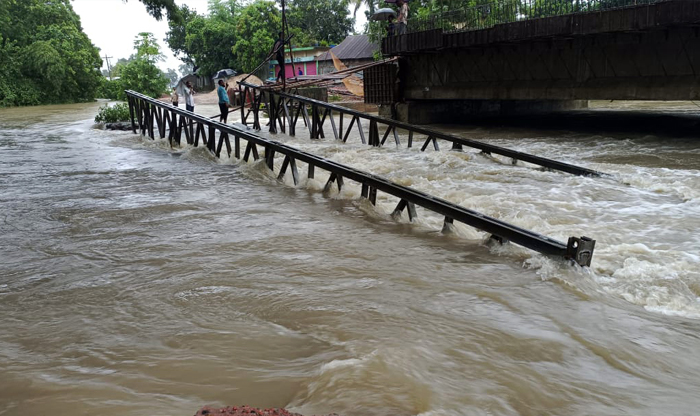 সেতু ভেঙে আখাউড়া-আগরতলা সড়ক যোগাযোগ বন্ধ