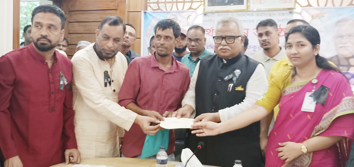 স্বেচ্ছাধীন তহবিলের সাড়ে ৭ লাখ টাকা বিতরণ করলেন প্রবাসী কল্যাণ প্রতিমন্ত্রী