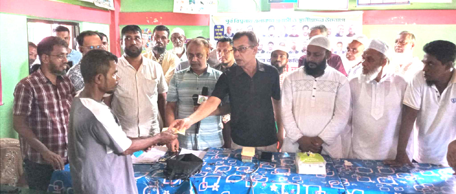 ২১০ পরিবারের মধ্যে পূর্ব বিশ্বনাথ সোসাইটির নগদ অর্থ বিতরণ
