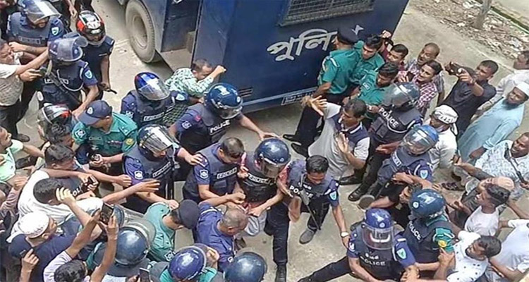 সিলেট আদালতে মানিককে জুতা-ডিম নিক্ষেপ