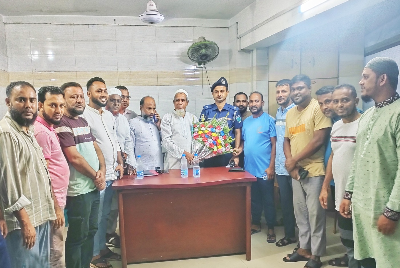 বিশ্বনাথে হামলার ঘটনাস্থল পরিদর্শন করে ব্যবসায়ীদের সাথে ওসির আলোচনা সভা