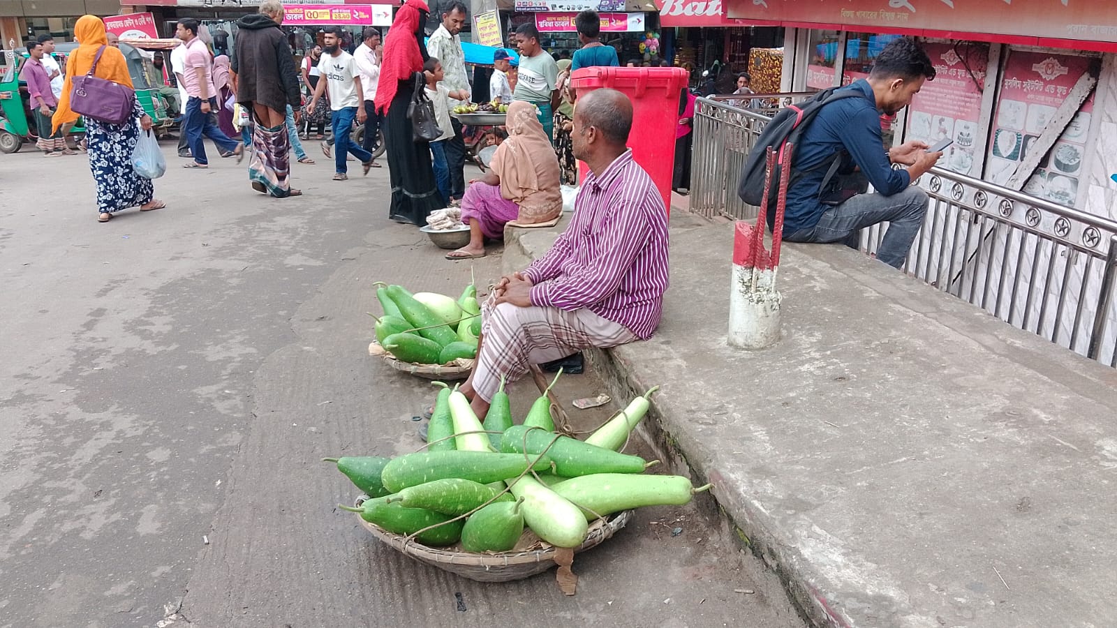 ভ্রাম্যমান ব্যবসায়ীদের দখলে বিশ্বনাথ বাজার