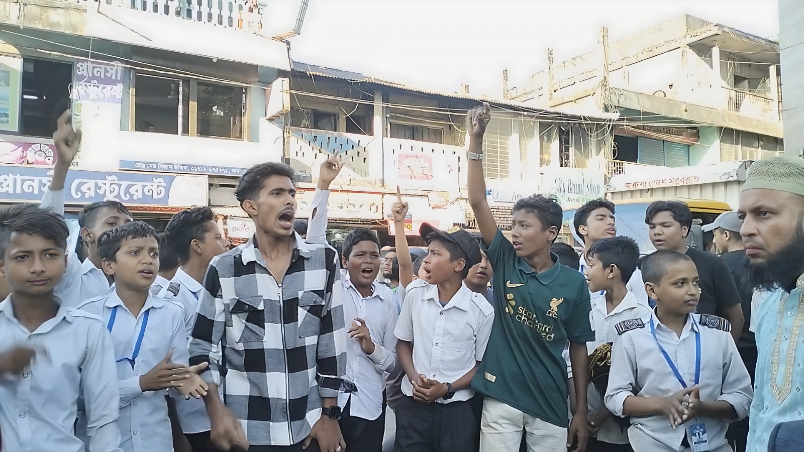 রাগীব-রাবেয়া স্কুল এন্ড কলেজের অধ্যক্ষ ছিফত আলীর বিরুদ্ধে বহিরাগতদের দ্বারা শিক্ষার্থীদের উপর হামলার অভিযোগ