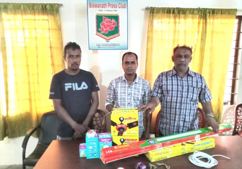 বিশ্বনাথ প্রেসক্লাবে প্রবাসী টিপু’র বৈদ্যুতিক পাখা ও লাইট প্রদান