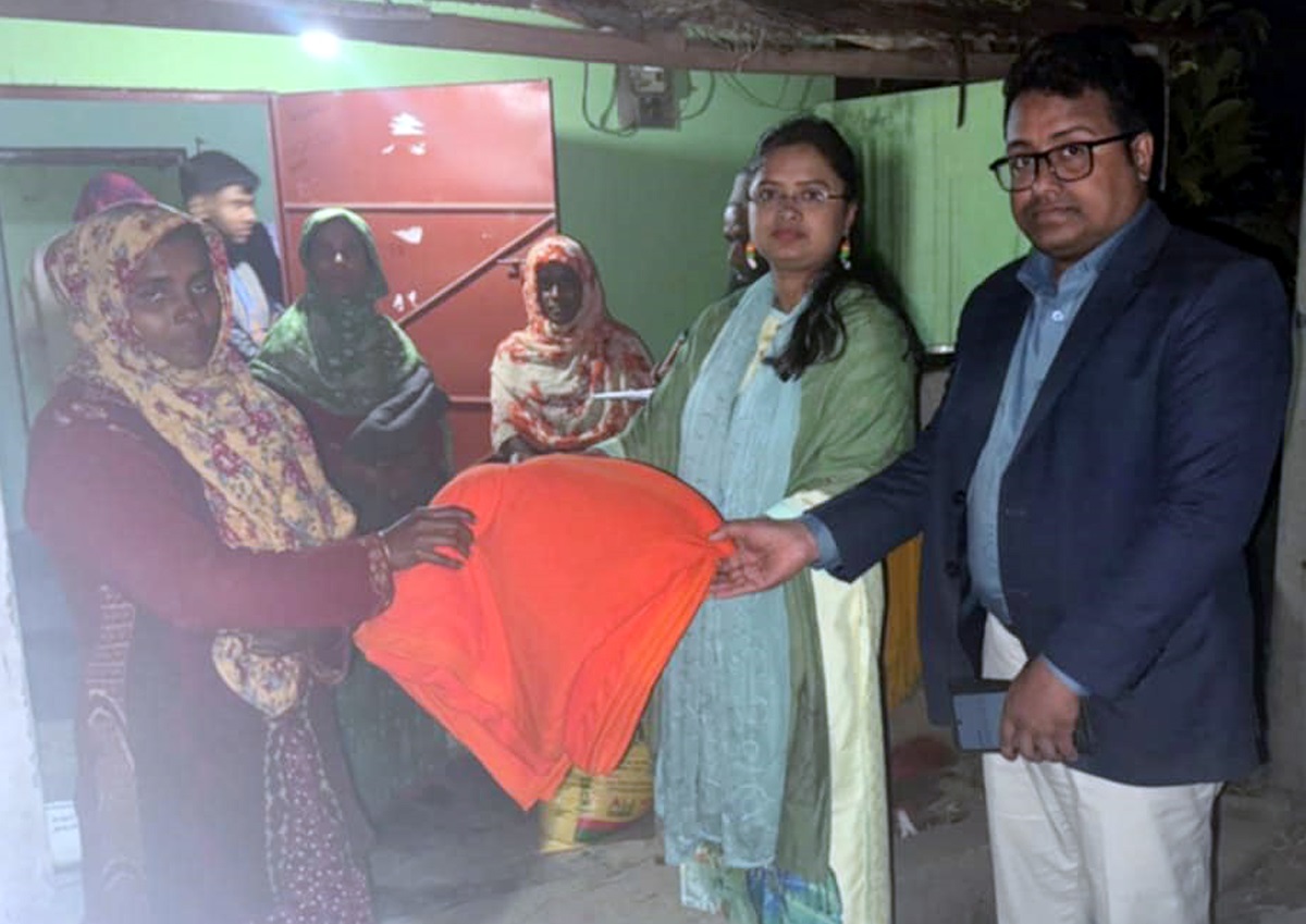 বিশ্বনাথে শীতার্তদের মাঝে কম্বল বিতরণ করলেন ইউএনও সুনন্দা রায়