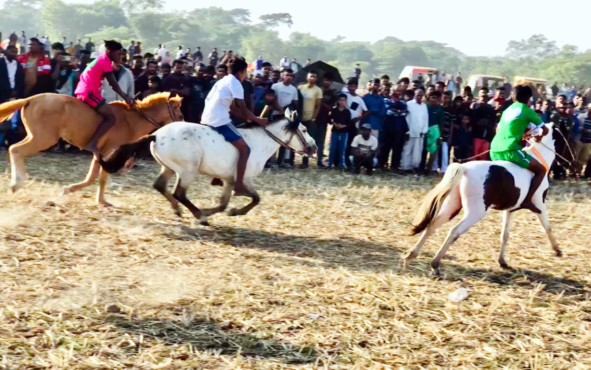 বিশ্বনাথে ঐতিহ্যবাহী ঘোড়দৌড় প্রতিযোগিতা অনুষ্ঠিত