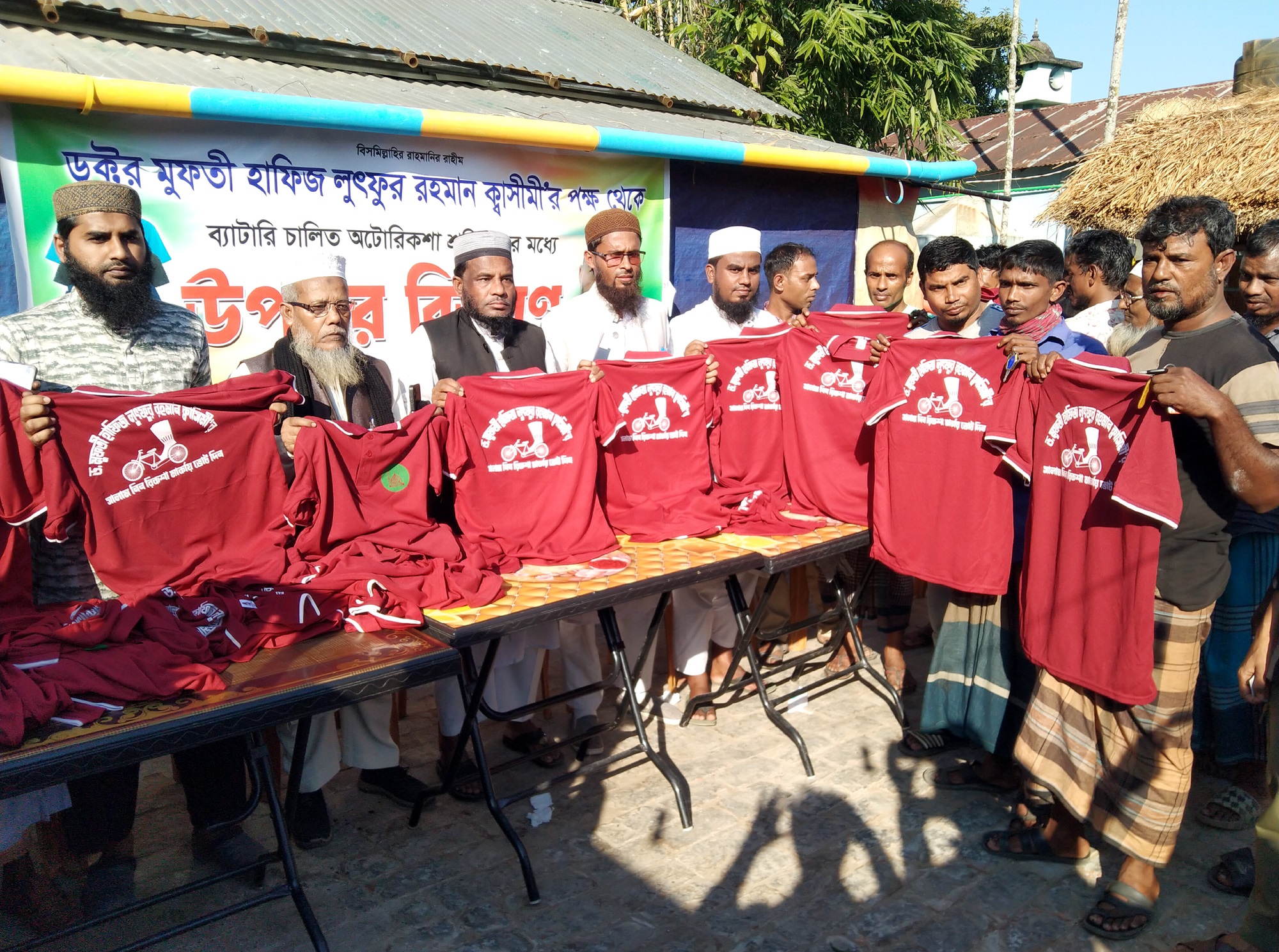 বিশ্বনাথে এমপি প্রার্থী লুৎফুর রহমানের পক্ষ থেকে উপহার বিতরণ