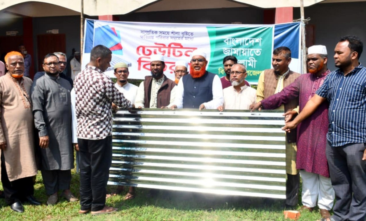বিশ্বনাথে শিলাবৃষ্টিতে ক্ষতিগ্রস্থ ১২টি পরিবারকে ঢেউটিন দিল জামায়াত ইসলামী