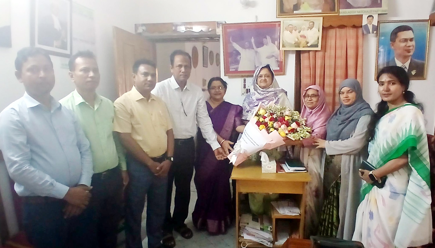 এমপি তাহসিনা রুশদীরকে ফুলেল শুভেচ্ছা জানালেন কলেজের শিক্ষক-শিক্ষিকারা