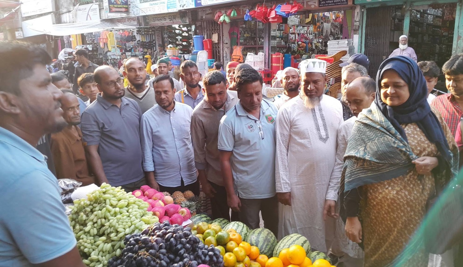 বিশ্বনাথে বাজার তদারকি করলেন এমপি লুনা