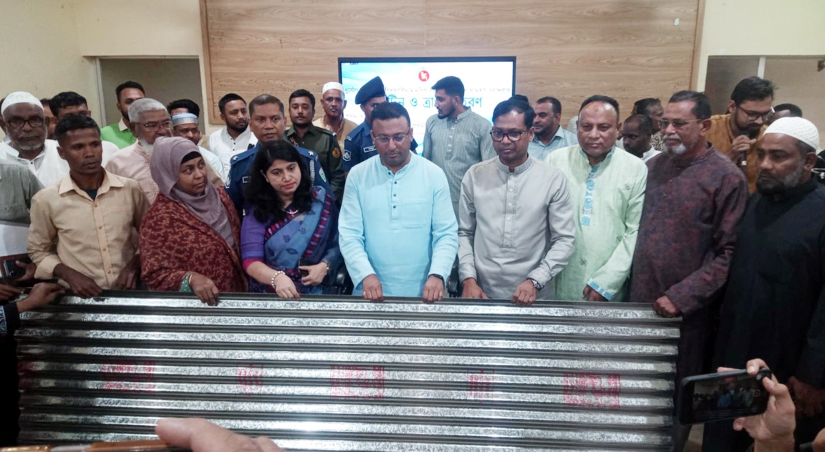 বিশ্বনাথে ‘ঢেউটিন ও ত্রাণ বিতরণ’করলেন প্রধানমন্ত্রীর উপদেষ্টা হুমায়ুন কবির