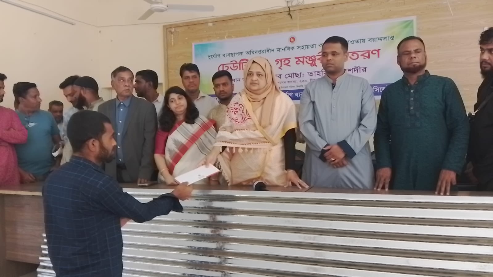 বিশ্বনাথে দূর্যোগ সহায়তা বিতরণ করলেন এমপি তাহসিনা রুশদীর